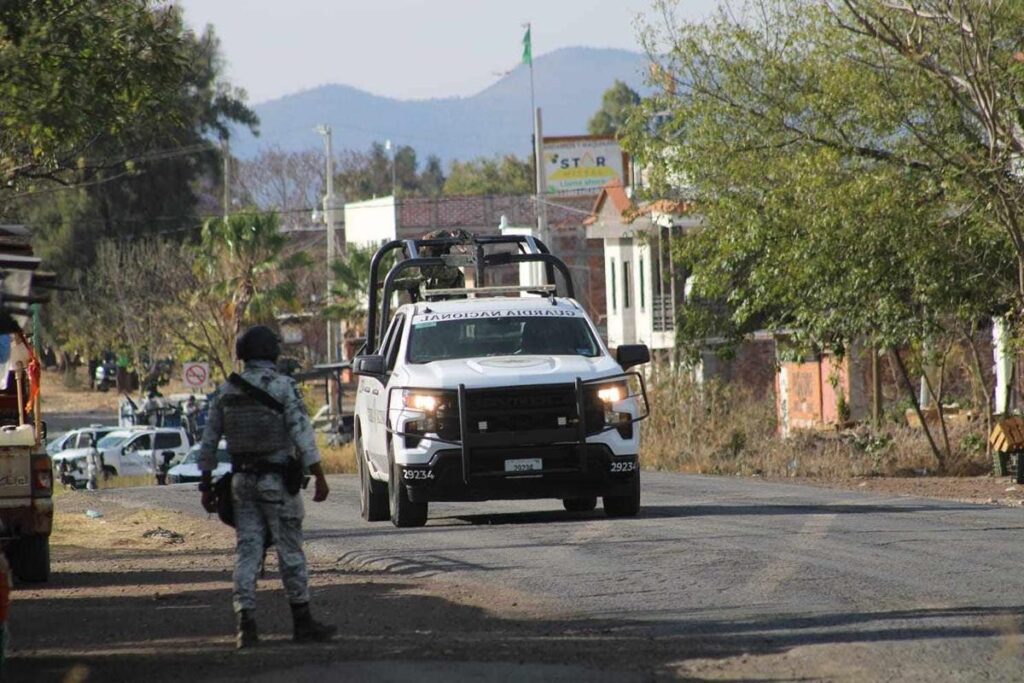 Criminales se enfrentan contra soldados en Tangamandapio; hay un agresor abatido