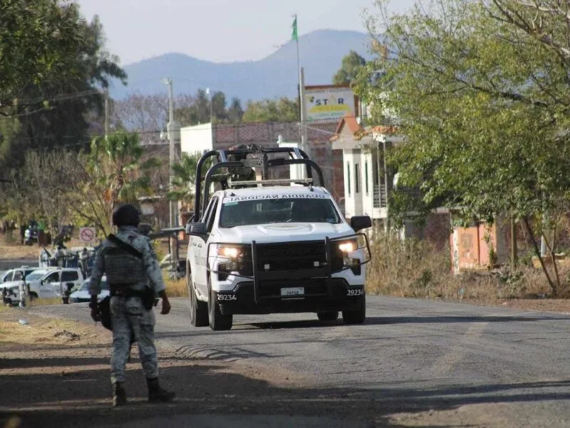 Criminales se enfrentan contra soldados en Tangamandapio; hay un agresor abatido