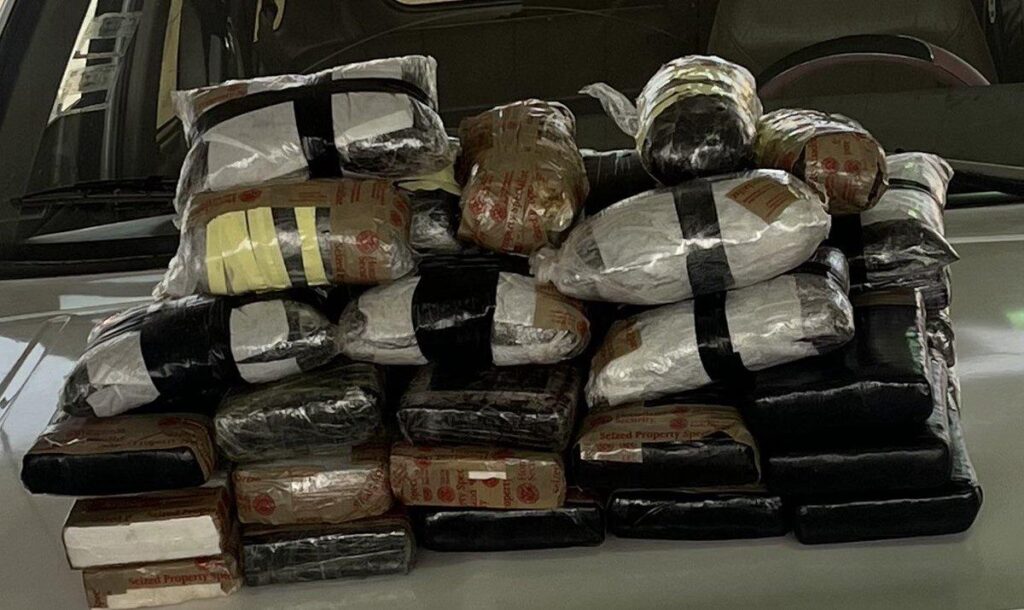 Dan detención en Texas a mexicana con más de 1.7 millones de dólares en narcóticos ocultos en su camioneta