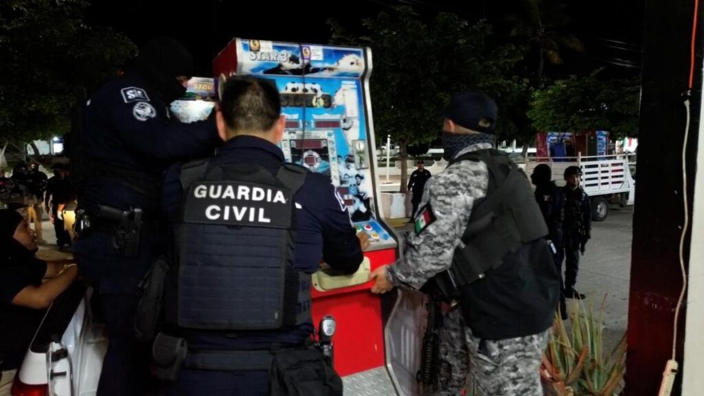 Decomiso de más de 2 mil 700 máquinas tragamonedas-3
