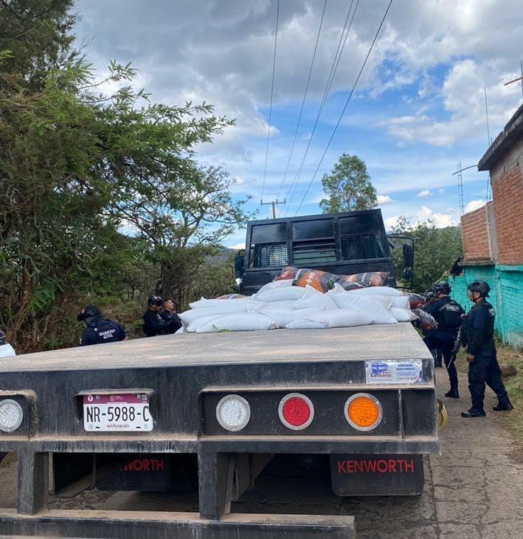Delincuentes armados robo camión de fertilizante y lo abandonan en Tzintzuntzan-1