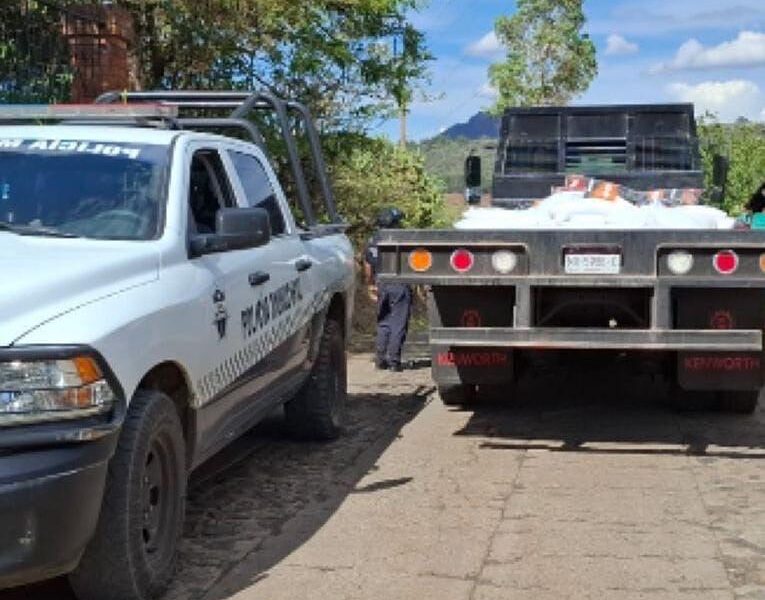 Delincuentes armados robo camión de fertilizante y lo abandonan en Tzintzuntzan