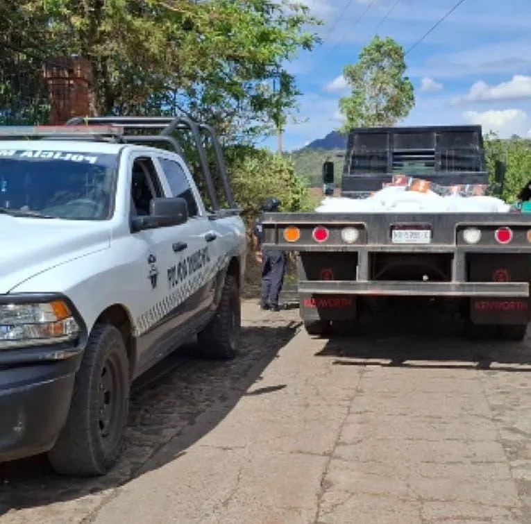 Delincuentes armados robo camión de fertilizante y lo abandonan en Tzintzuntzan