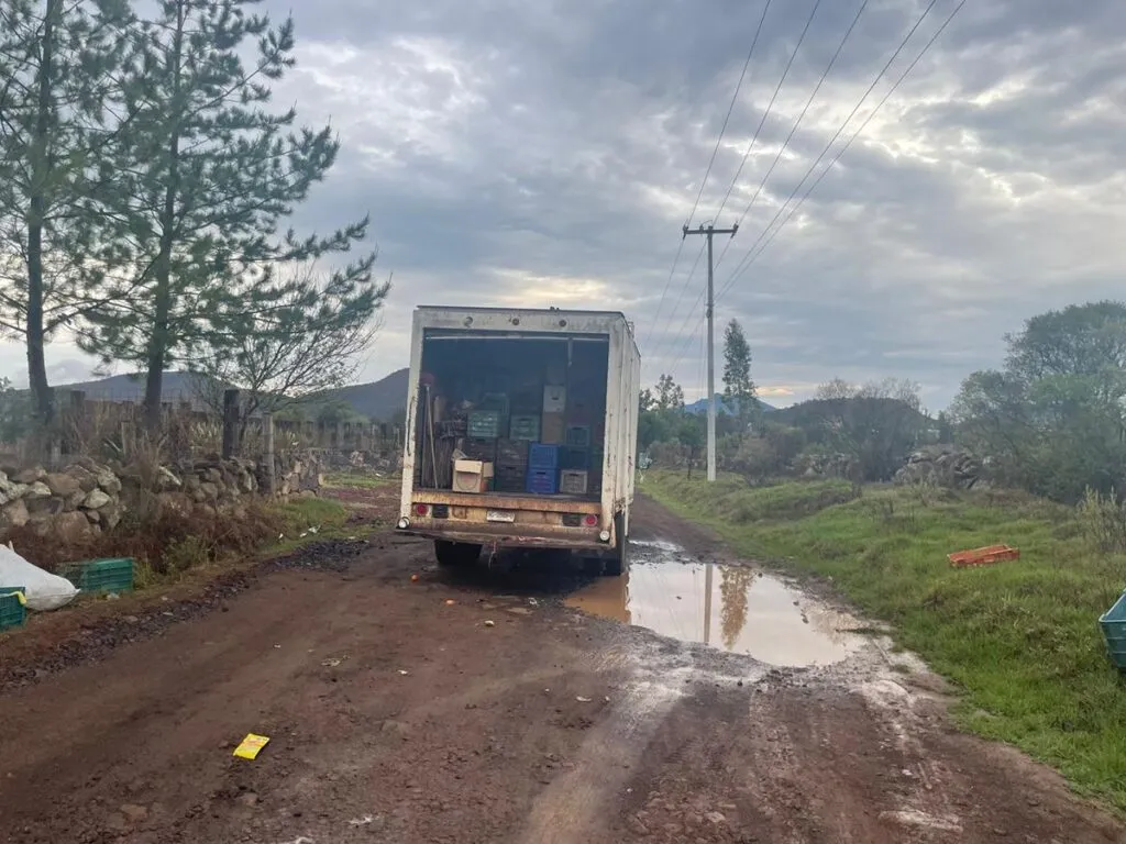 Desconocidos detienen camioneta y roban mercancía en la Morelia-Pátzcuaro