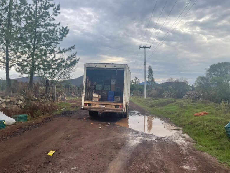 Desconocidos detienen camioneta y roban mercancía en la Morelia-Pátzcuaro