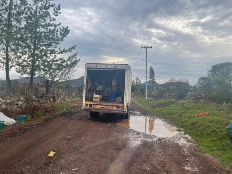 Desconocidos detienen camioneta y roban mercancía en la Morelia-Pátzcuaro