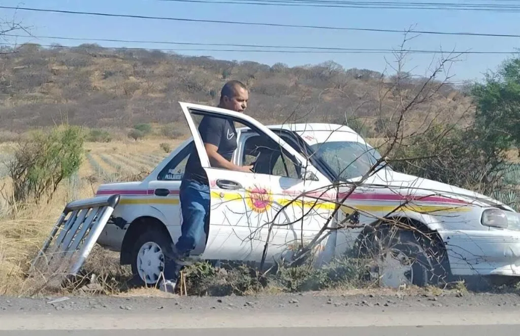 Dos mujeres heridas en choque de taxi y camioneta en Las Majadas-1