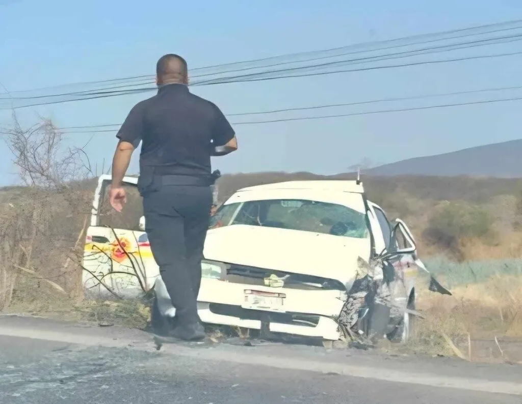 Dos mujeres heridas en choque de taxi y camioneta en Las Majadas