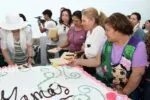 Dulce festejo para mamá en el Festival Michoacán de Origen; parten pastel monumental
