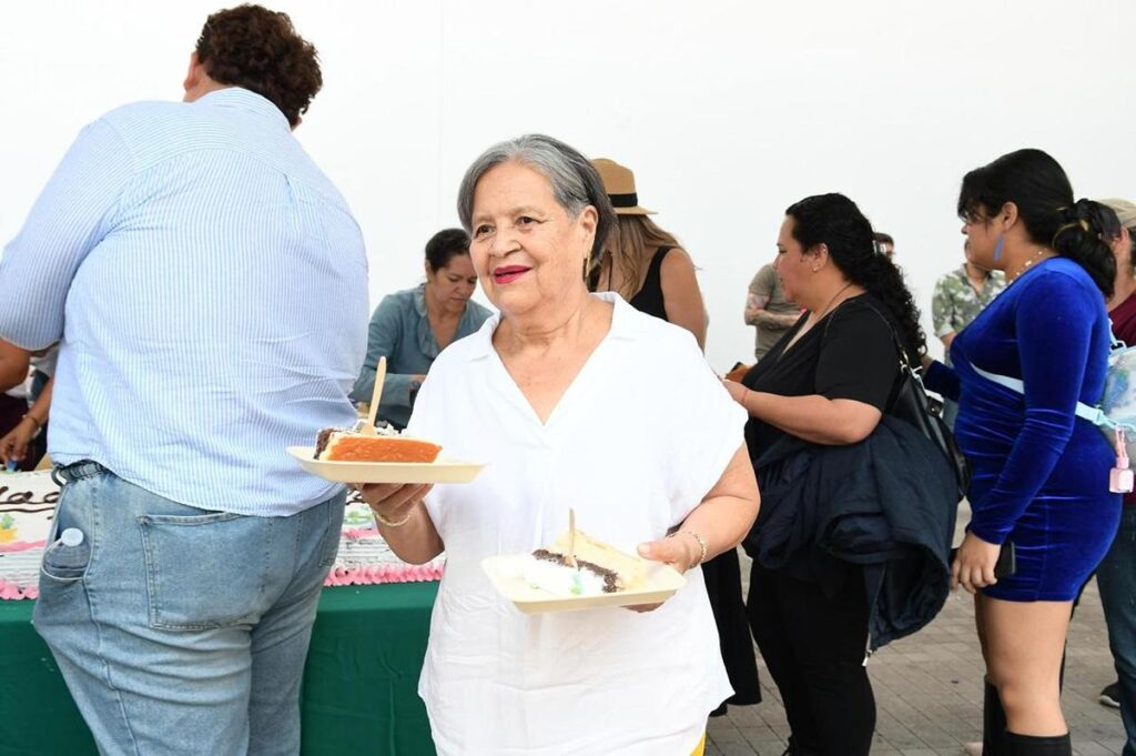 Dulce festejo para mamá en el Festival de Origen; parten pastel monumental-3