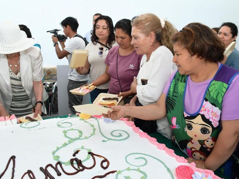 Dulce festejo para mamá en el Festival Michoacán de Origen; parten pastel monumental