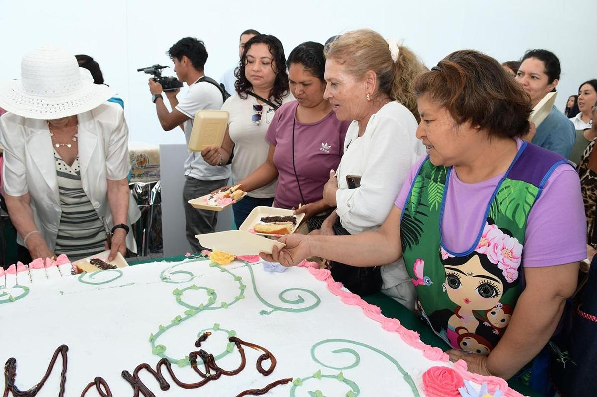 Dulce festejo para mamá en el Festival de Origen; parten pastel monumental