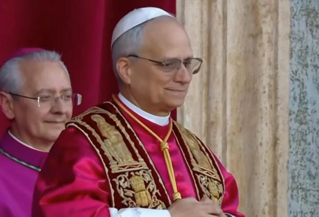 El cardenal estadounidense Robert Prevost se convierte en el Papa