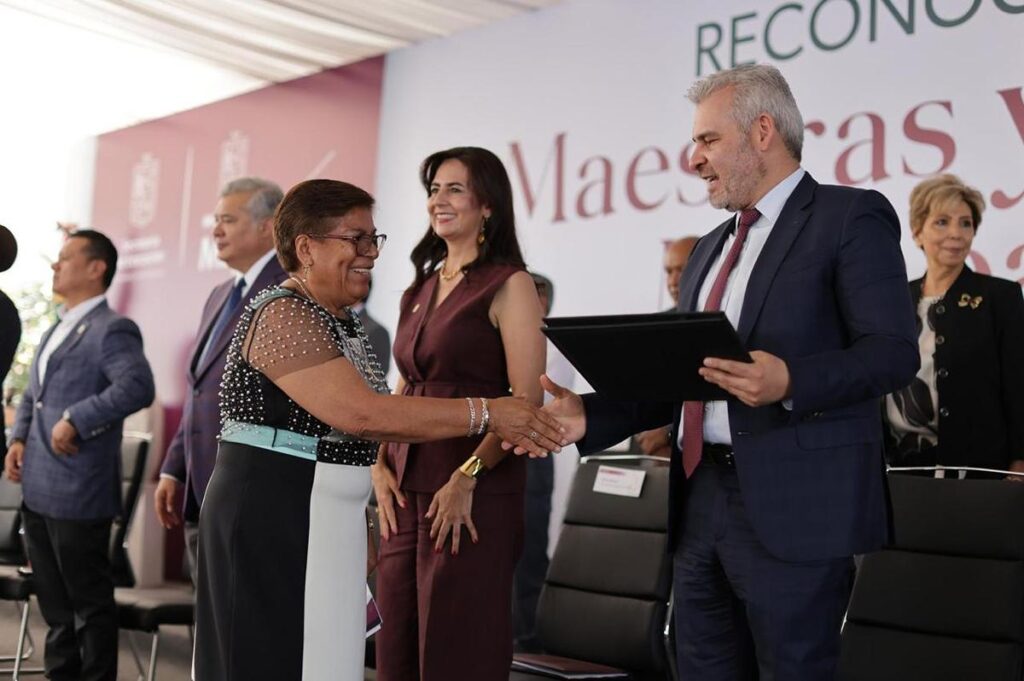 El corazón de Michoacán late de gratitud; reconoce Bedolla a mil 700 docentes
