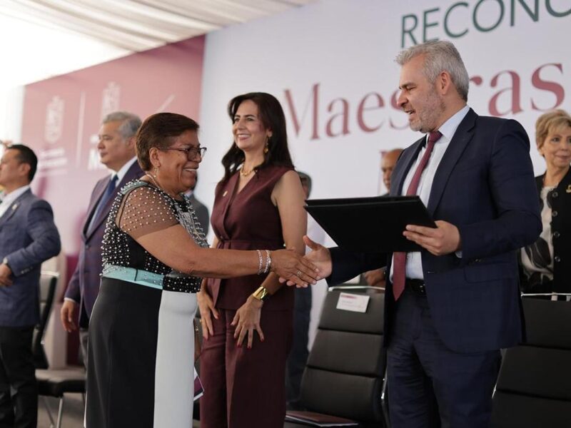 El corazón de Michoacán late de gratitud; reconoce Bedolla a mil 700 docentes