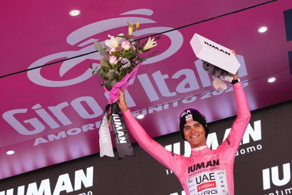 El Giro de Italia 2025 continúa de rosa mexicano con Isaac del Toro como líder