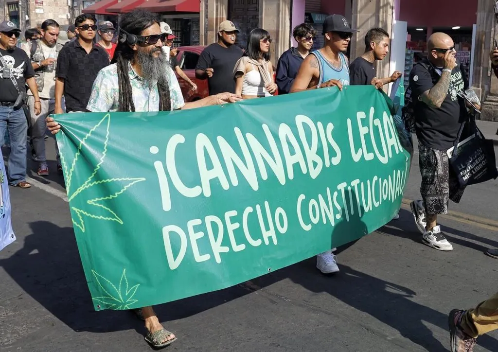 En Morelia, marchan por la legalización de la marihuana