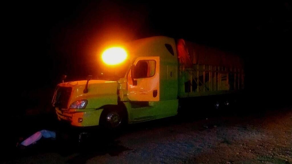 En su cumpleaños, joven motociclista muere embestido por camión de carga-1
