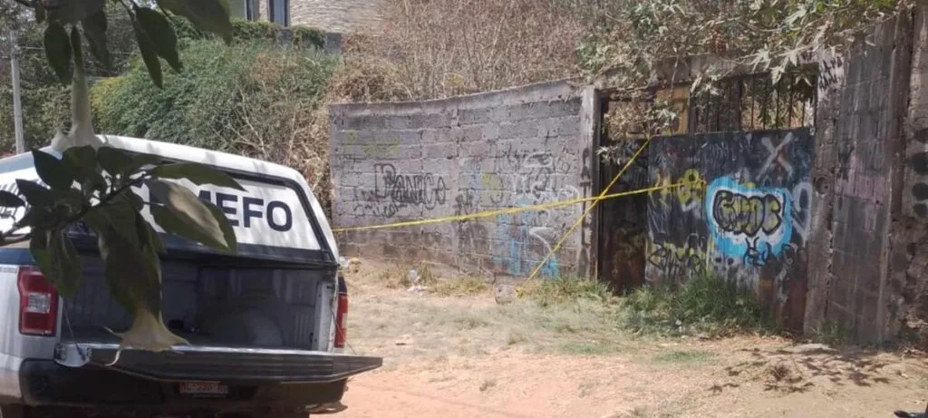 Encuentran cadáver masculino encobijado y baleado, en Pátzcuaro