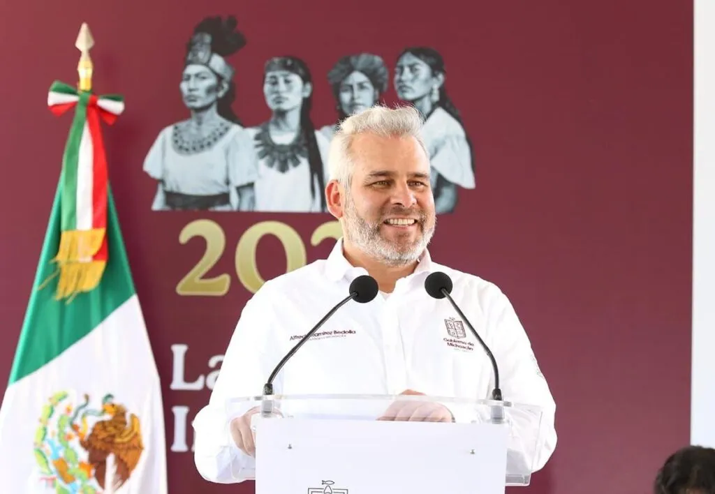 Entrega Bedolla tarjetas de la beca Jóvenes Escribiendo el Futuro-1