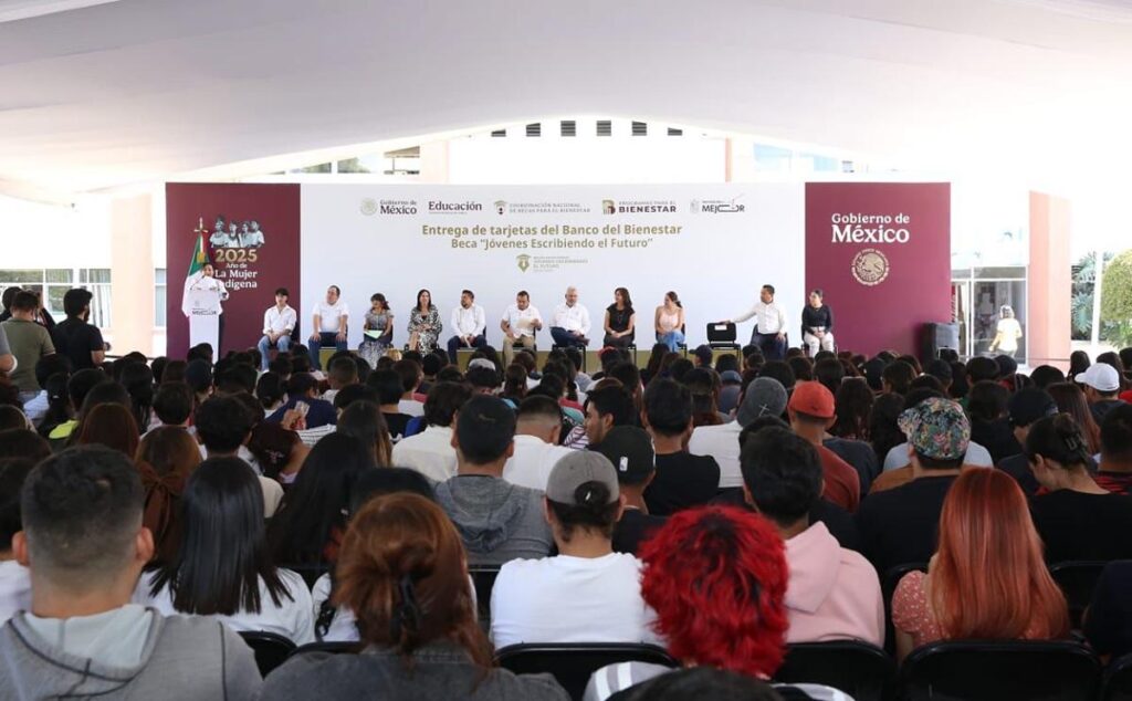 Entrega Bedolla tarjetas de la beca Jóvenes Escribiendo el Futuro