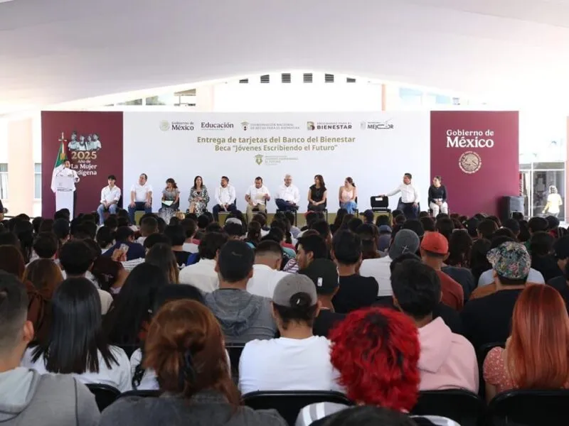 Entrega Bedolla tarjetas de la beca Jóvenes Escribiendo el Futuro