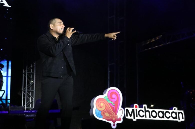 Espinoza Paz dejó su corazón a las mamás en el Festival de Origen