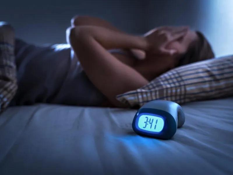 Expertos aconsejan no medicarse con melatonina para insomnio