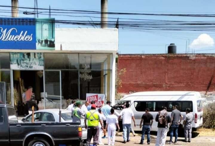 Fallece chofer de combi Ruta Gris 2 al chocar contra negocio mueblero en Morelia; hay 5 heridos