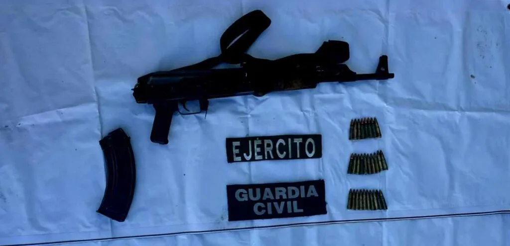 fusil AK-47 asegurado durante operativo en Apatzingán