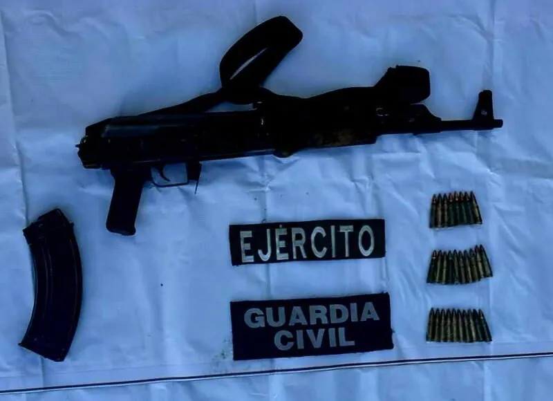 fusil AK-47 asegurado durante operativo en Apatzingán