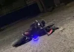 Hallan motocicleta chocada y abandonada frente a central de autobuses en Apatzingán
