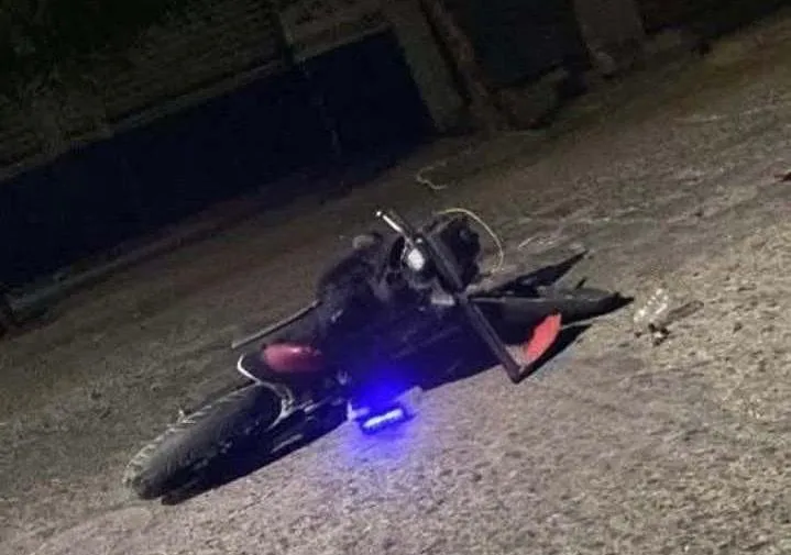 Hallan motocicleta chocada y abandonada frente a central de autobuses en Apatzingán