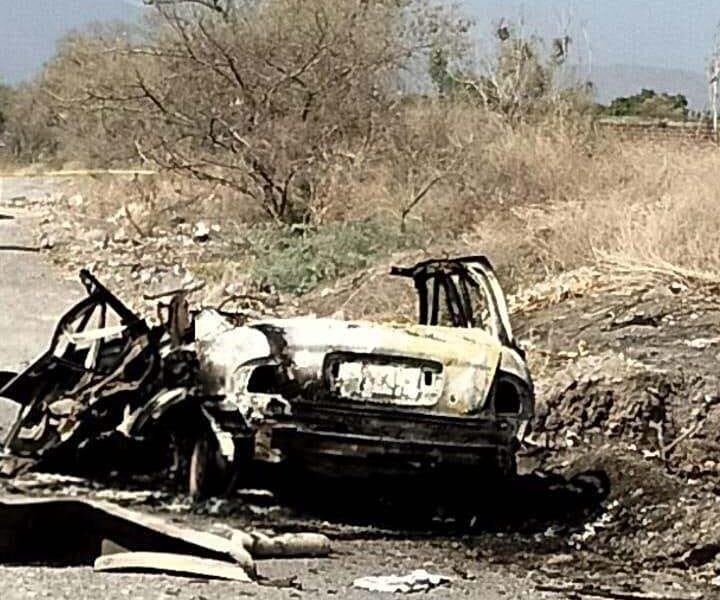Hallan vehículo calcinado tras presunto ataque con dron en Apatzingán