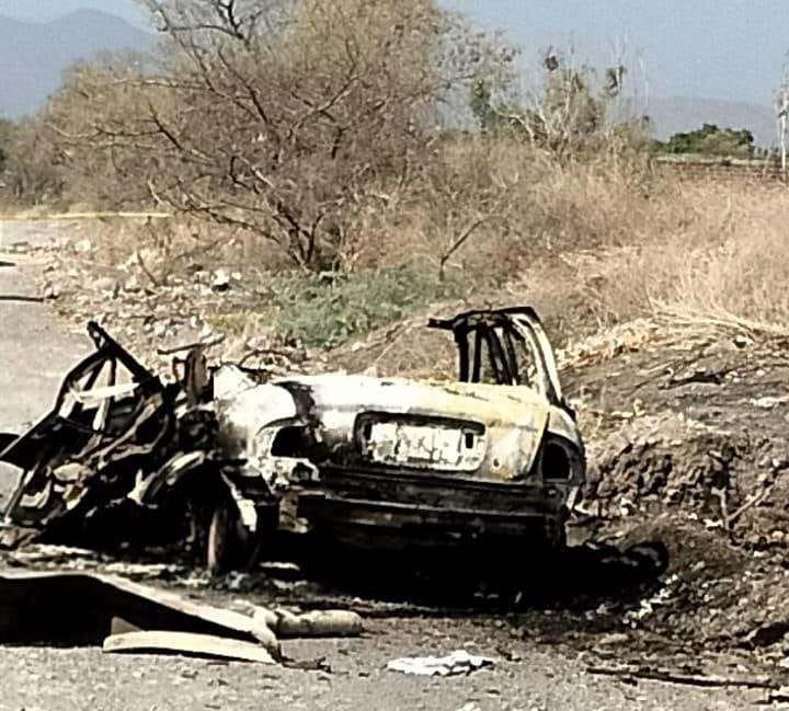 Hallan vehículo calcinado tras presunto ataque con dron en Apatzingán