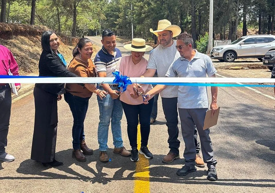 Inaugura Alma Mireya González mantenimiento de vialidades en Atzimbo-1
