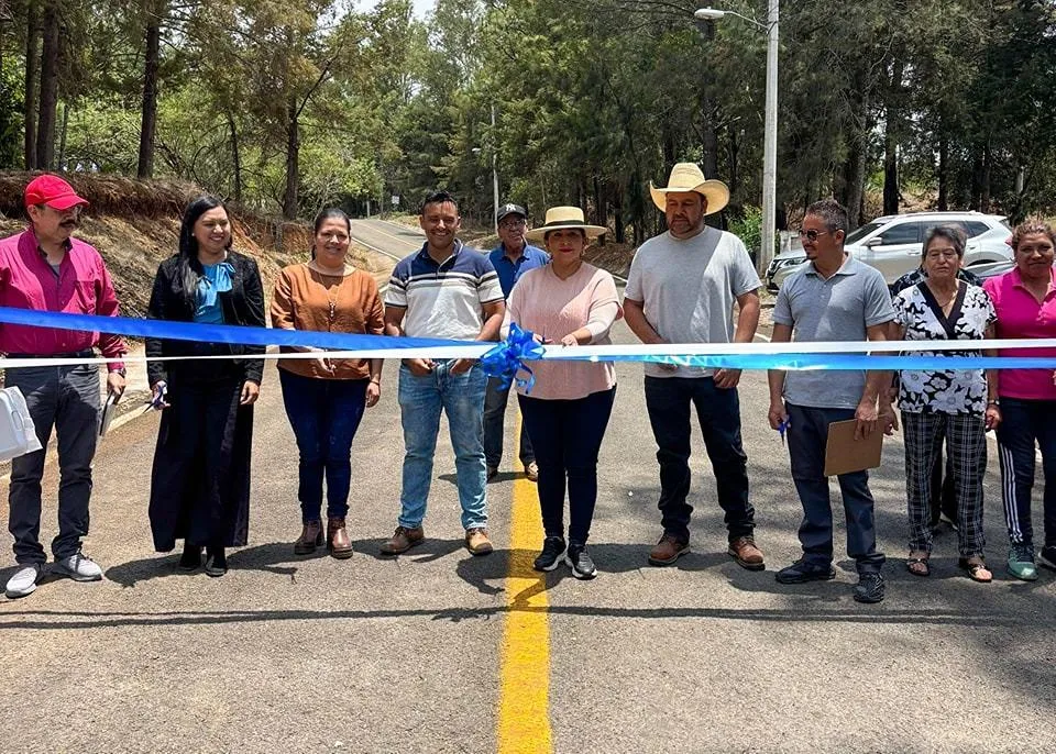 Inaugura Alma Mireya González mantenimiento de vialidades en Atzimbo