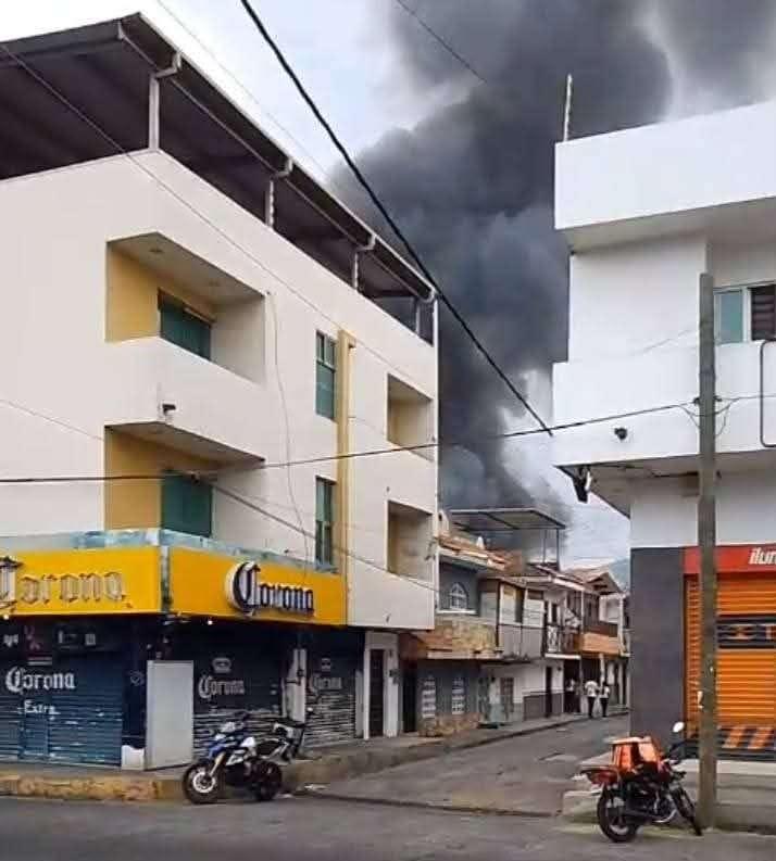 Incendio consume inmueble en el Centro de Uruapan