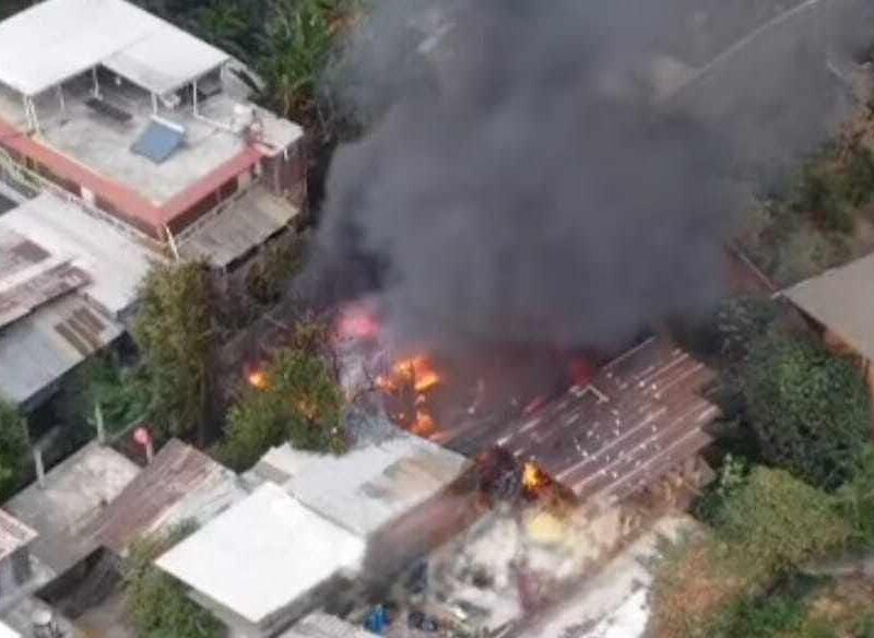 Incendio consume inmueble en el Centro de Uruapan