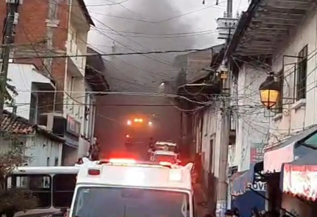 Incendio en bodega de juguetes en Uruapan; el dictamen es de pérdida total