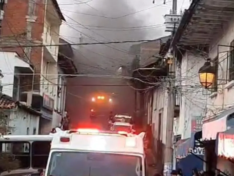 Incendio en bodega de juguetes en Uruapan; el dictamen es de pérdida total