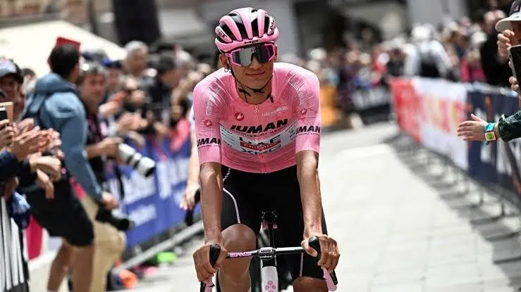 Isaac del Toro sigue en la cima del Giro de Italia