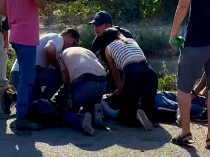 Joven motociclista muere al accidentarse en Las Guacamayas. Lázaro Cárdenas