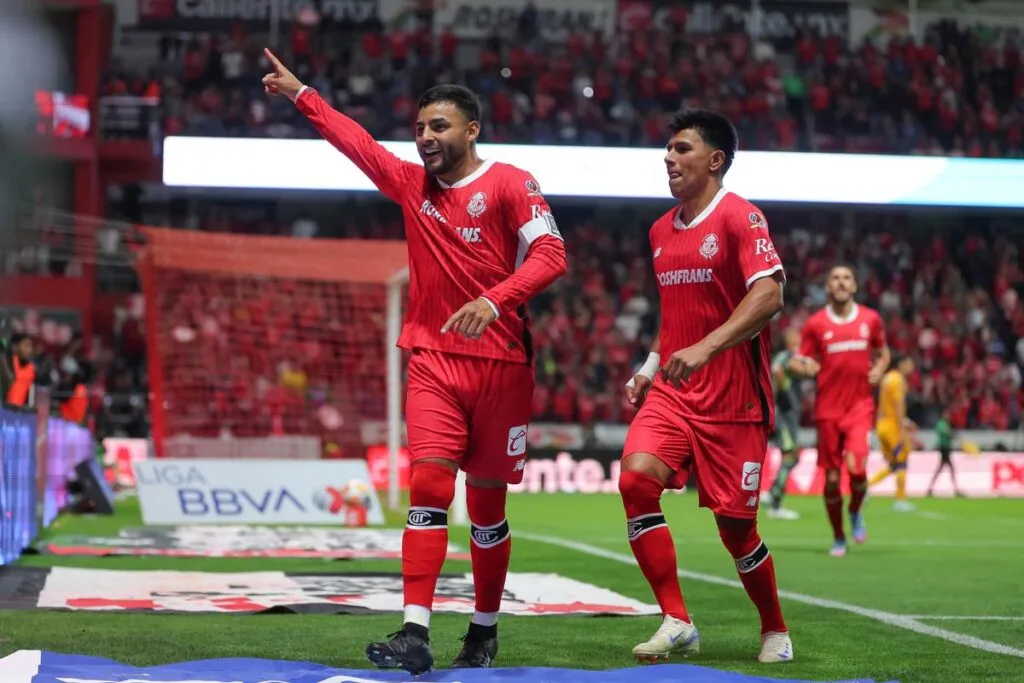 Jugadores del equipo Toluca, que golea a Tigres