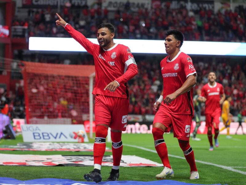 Jugadores del equipo Toluca, que golea a Tigres
