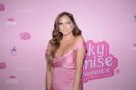 Karla Díaz defiende a Paris Hilton tras retraso en evento
