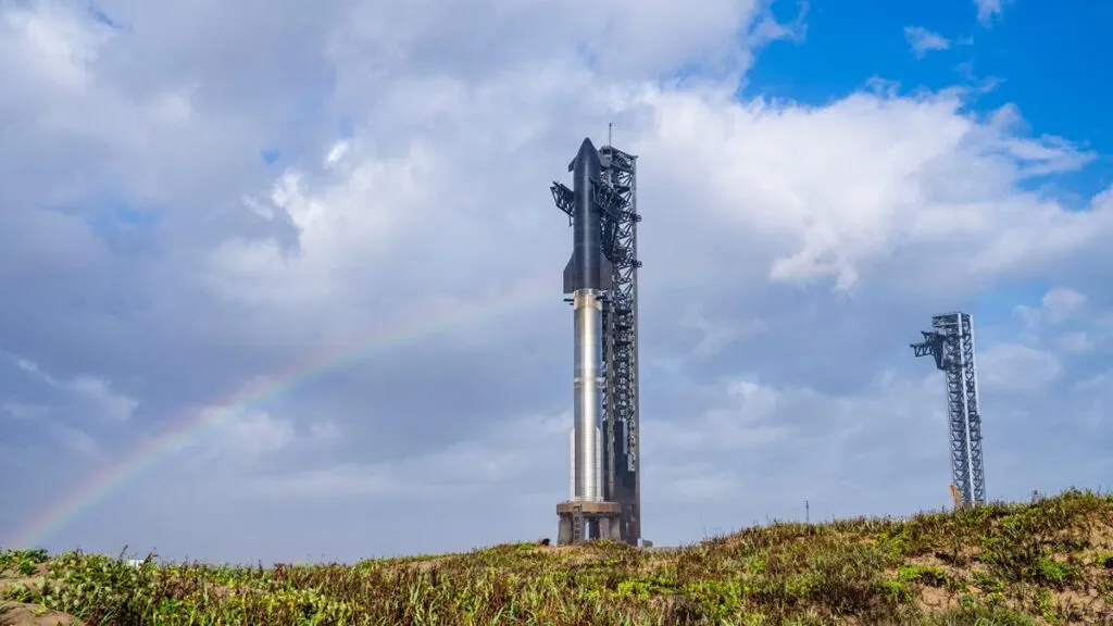 Lanza SpaceX otro cohete Starship, pero pierde el control y se desintegra
