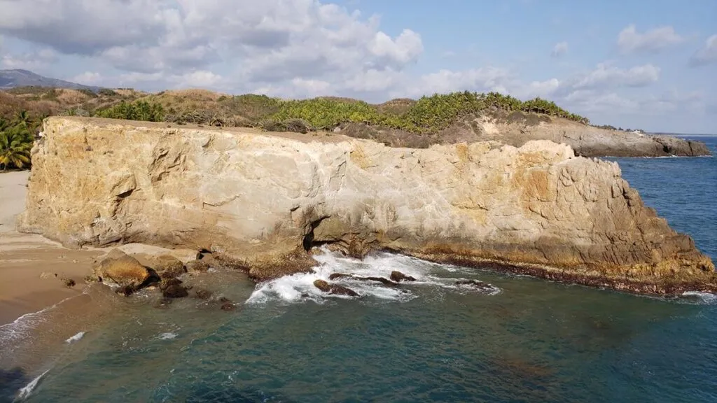 Localizan el cadáver de un hombre que murió ahogado en playas michoacanas