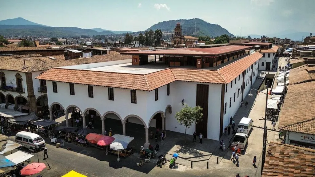 Locatarios disfrutan del mercado de Pátzcuaro