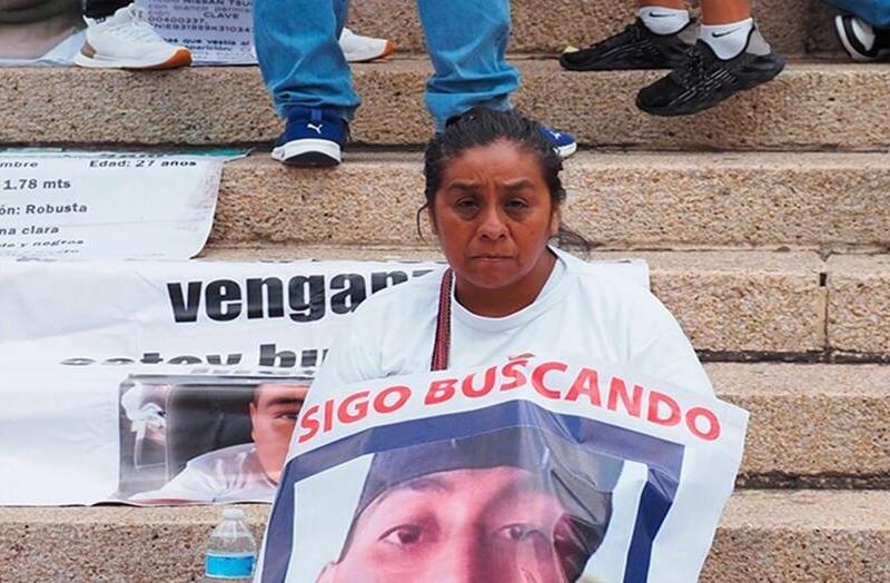 Madre protesta por desaparición de jóvenes en Jalisco